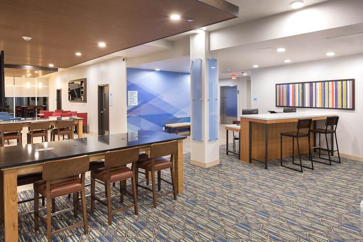 Holiday Inn Express and Suites Lincoln I - 80, an IHG Hotel